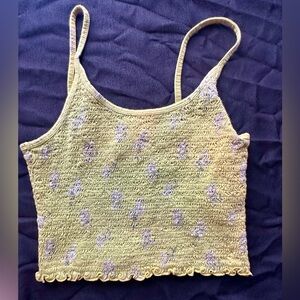 🌼 Hollister Smocked Floral Crop Tank 🌼
Size Small